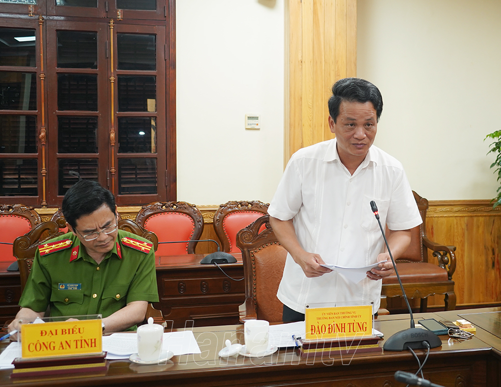 Đồng chí Đào Đình Tùng, Ủy viên BTV Tỉnh ủy, Trưởng Ban Nội chính Tỉnh ủy trình bày báo cáo tại hội nghị.