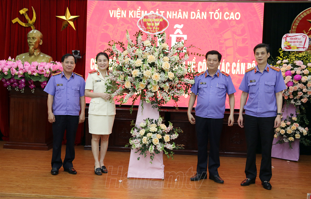 Lãnh đạo VKSND tỉnh Hà Nam tặng hoa chúc mừng đồng chí tân Phó Viện trưởng VKSND tỉnh.