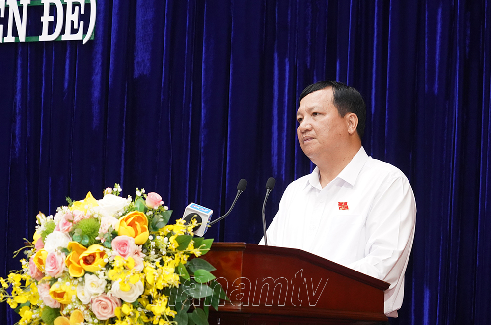 Đồng chí Lê Hồng Quân, Ủy viên BTV Tỉnh ủy, Chủ nhiệm Ủy ban Kiểm tra Tỉnh ủy, Trưởng Ban Pháp chế HĐND tỉnh trình bày báo cáo thẩm tra về các Tờ trình, dự thảo Nghị quyết của Kỳ họp.