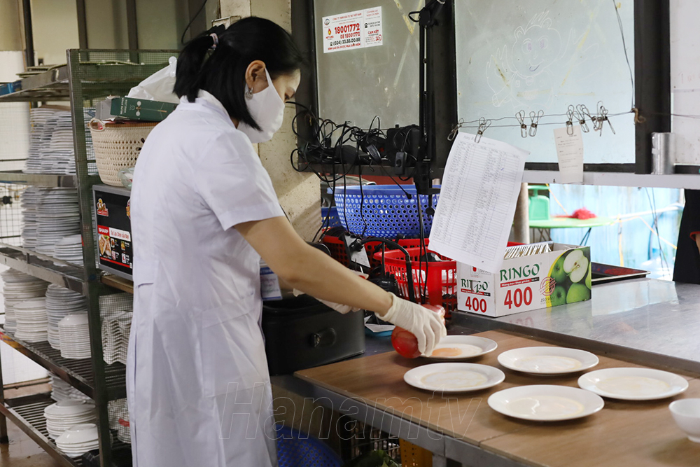 Kiểm tra công tác đảm bảo an toàn vệ sinh thực phẩm tại Nhà hàng Đèn Lồng (Phường Lam Hạ, Thành phố Phủ Lý).