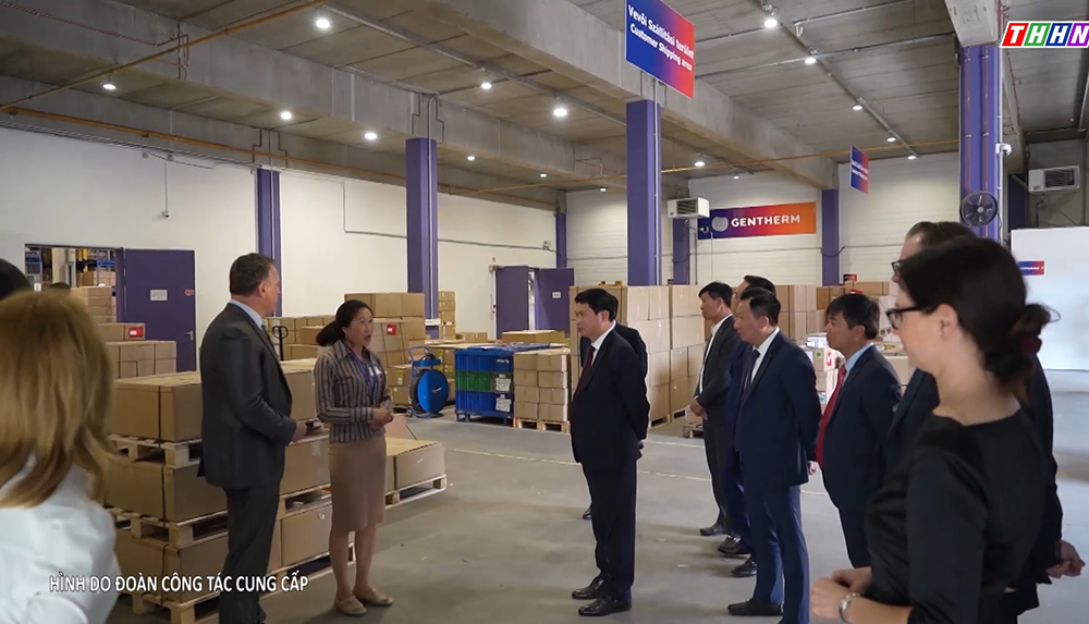 Đồng chí Chủ tịch UBND tỉnh và đoàn công tác của tỉnh Hà Nam thăm, làm việc tại Trung tâm Nghiên cứu, phát triển và logictics của Tập đoàn Gentherm (Đức).