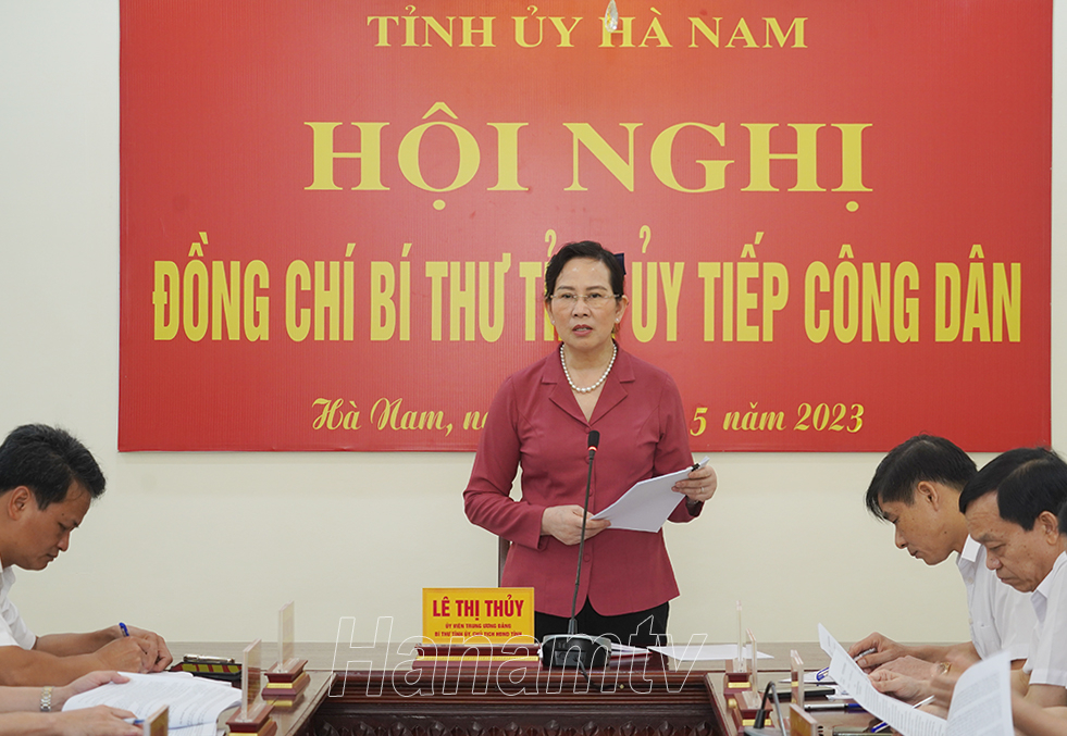 Đồng chí Lê Thị Thủy, Ủy viên TW Đảng, Bí thư Tỉnh ủy, Chủ tịch HĐND tỉnh phát biểu chỉ đạo các cơ quan chức năng, chính quyền địa phương giải quyết đơn thư kiến nghị của công dân tại buổi tiếp công dân định kỳ.