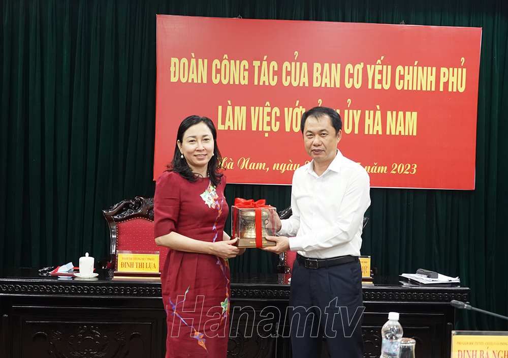 Đồng chí Đinh Thị Lụa, Phó Bí thư Thường trực Tỉnh ủy tặng quà lưu niệm cho Đoàn công tác Ban Cơ yếu Chính phủ.