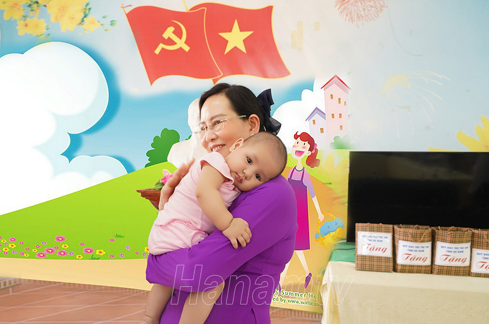 Đồng chí Bí thư Tỉnh ủy Lê Thị Thủy nhận đỡ đầu cháu Chu Quỳnh Anh (7 tháng tuổi) là trẻ có hoàn cảnh đặc biệt đang được chăm sóc, nuôi dưỡng tại Trung tâm Công tác xã hội tỉnh Hà Nam.