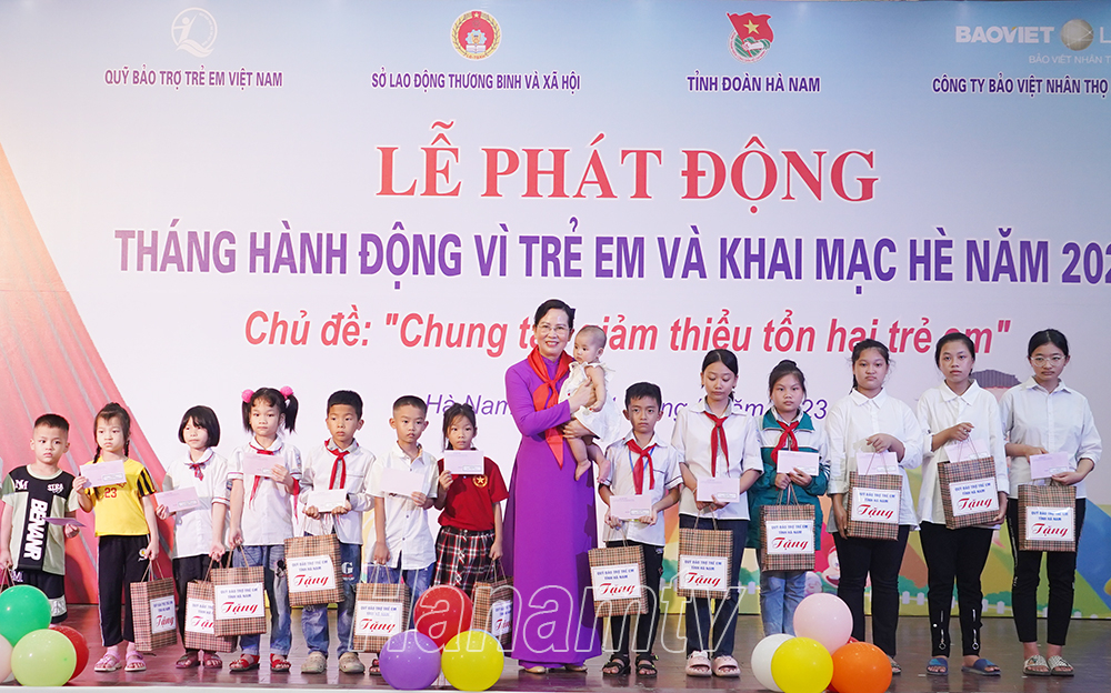 Đồng chí Bí thư Tỉnh ủy Lê Thị Thủy tặng quà cho 20 cháu là trẻ em mồ côi, bị bỏ rơi và có hoàn cảnh đặc biệt khó khăn