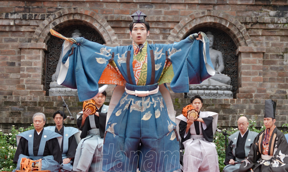 Du khách thích thú với chương trình biểu diễn nghệ thuật hài kịch Kyogen của các nghệ sỹ đến từ Nhật Bản