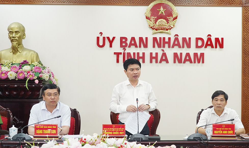Đồng chí Trương Quốc Huy, Phó Bí thư Tỉnh ủy, Chủ tịch UBND tỉnh, Trưởng Đoàn ĐBQH tỉnh chủ trì hội nghị
