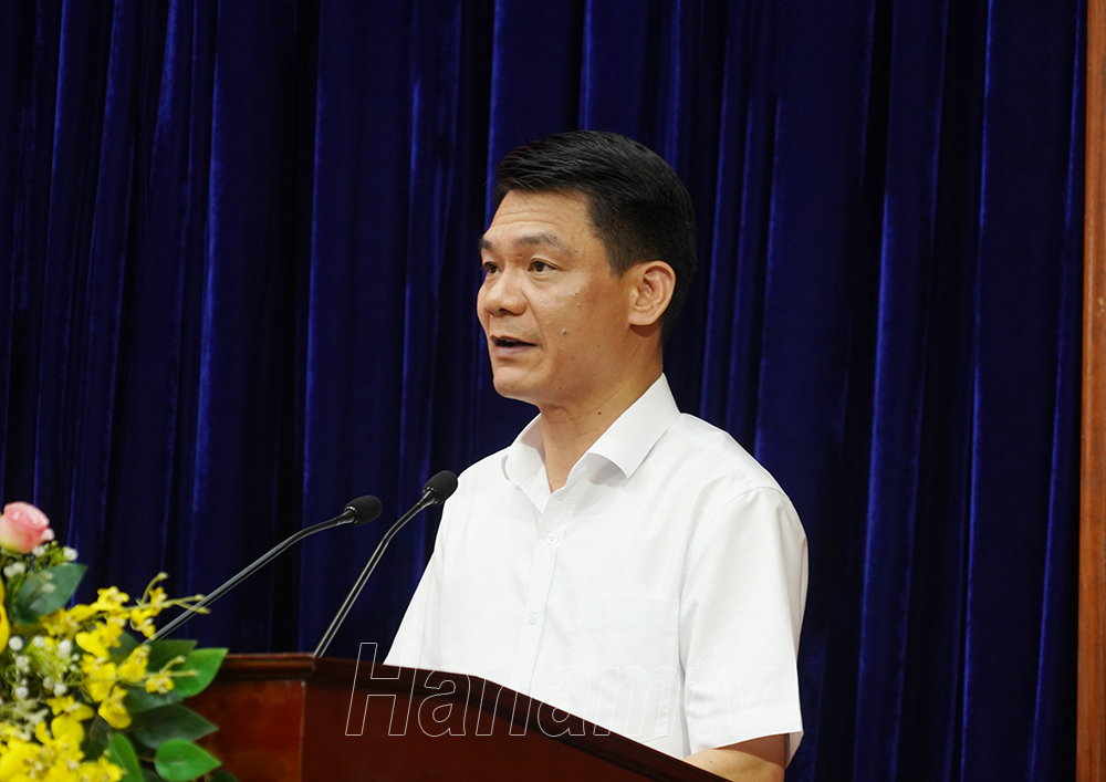 Đồng chí Nguyễn Đức Toàn, Ủy viên BTV Tỉnh ủy, Bí thư Thành ủy Phủ Lý phát biểu tham luận tại hội nghị.