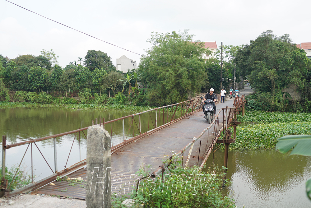 Hiện trạng cây cầu Vùa qua sông Châu kết nối xã Xuân Khê (huyện Lý Nhân) và xã An Ninh (huyện Bình Lục) .