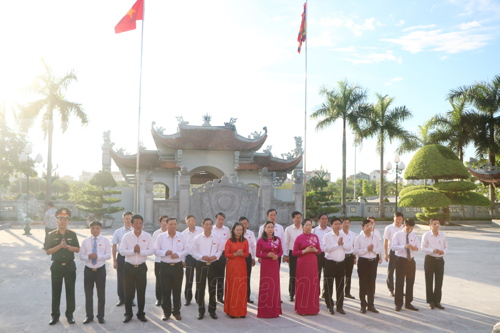 Đoàn Đại biểu HĐND tỉnh dâng hương, dâng hoa tưởng niệm tại Đền thờ Anh hùng liệt sỹ tỉnh.