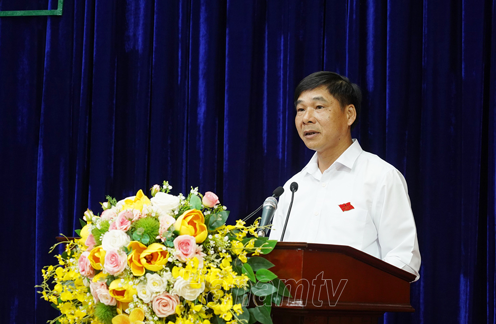 Đồng chí Nguyễn Anh Chức, Ủy viên BTV Tỉnh ủy, Phó Chủ tịch UBND tỉnh trình bày báo cáo tổng hợp kết quả giải quyết ý kiến, kiến nghị của cử tri trước và sau kỳ họp thứ 11 HĐND tỉnh khóa XIX.