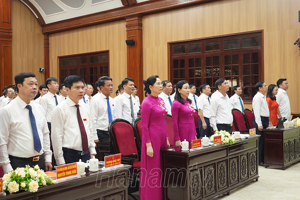 Các đại biểu thực hiện nghi lễ chào cờ khai mạc Kỳ họp.
