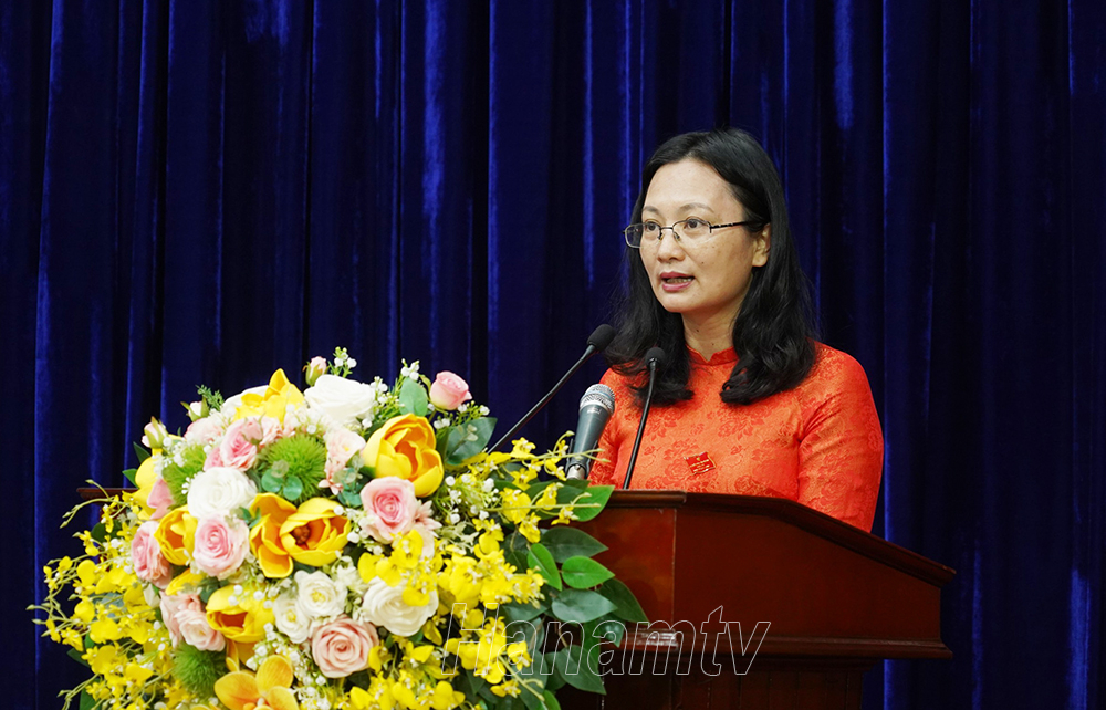 đồng chí Trần Thị Ngân, Ủy viên BTV Tỉnh ủy, Chủ tịch Ủy ban MTTQ tỉnh trình bày Thông báo của Ủy ban MTTQ tỉnh về công tác mặt trận tham gia xây dựng chính quyền 6 tháng đầu năm và báo cáo tổng hợp ý kiến, kiến nghị của cử tri trong tỉnh với Kỳ họp thường lệ giữa năm 2023 HĐND tỉnh khóa XIX