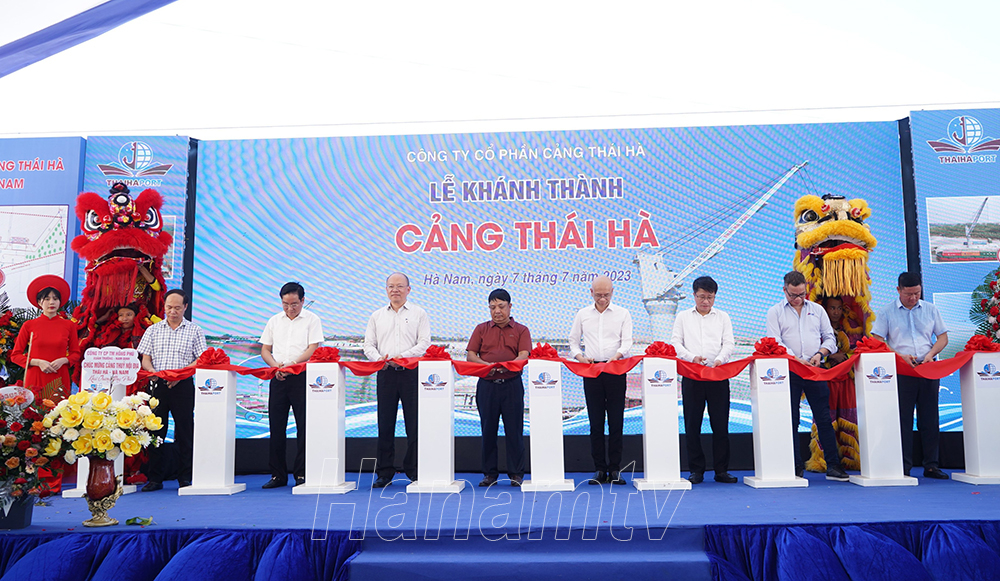 Các đại biểu cắt băng khánh thành Cảng Thái Hà.