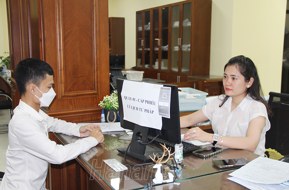 Giải quyết thủ tục hành chính cho người dân tại Trung tâm Hành chính công tỉnh Hà Nam