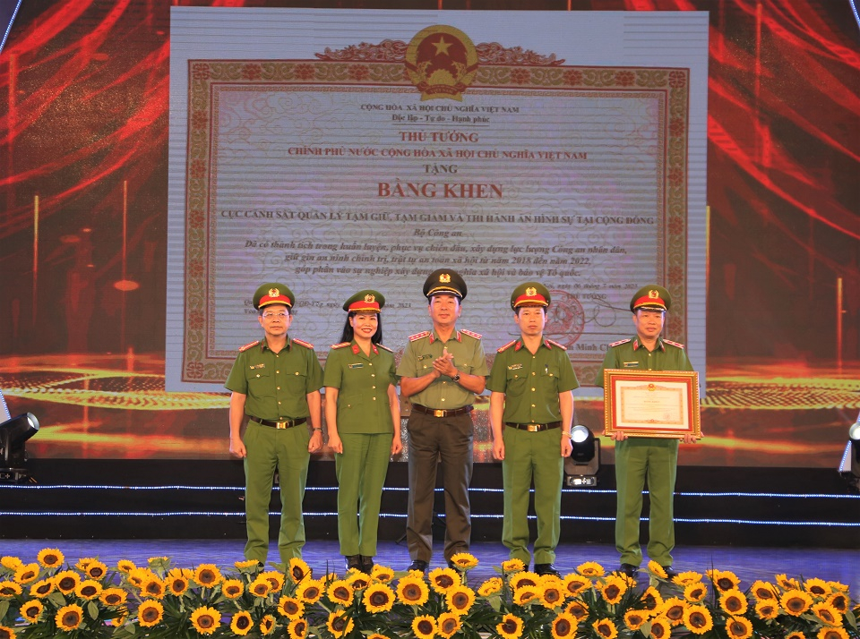 Thừa ủy quyền của Thủ tướng Chính phủ, Thượng tướng Trần Quốc Tỏ, Ủy viên Trung ương Đảng, Thứ trưởng Bộ Công an trao Bằng khen của Thủ tướng Chính phủ cho Cục Cảnh sát thi hành án hình sự và hỗ trợ tư pháp Bộ Công an. 
