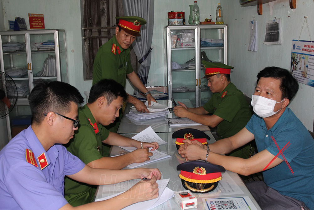 Lực lượng chức năng tiến hành lấy lời khai của Phan Thanh Sơn (dấu X) - nguyên Trạm trưởng Trạm y tế phường Đồng Văn, Thị xã Duy Tiên.