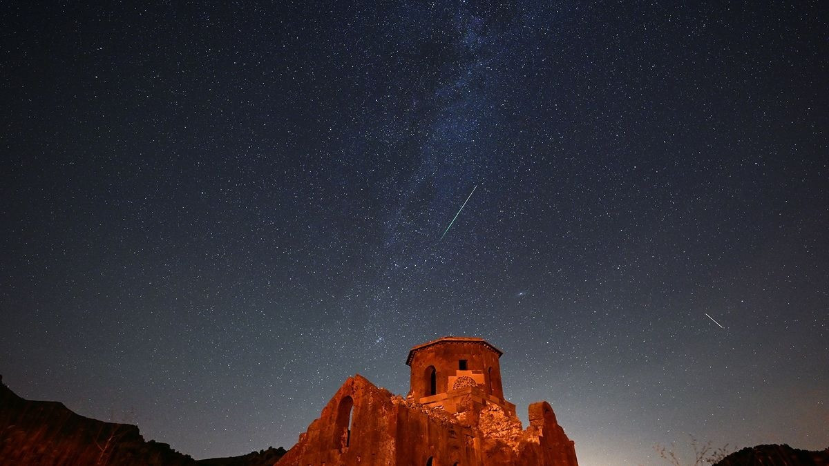 10 bức ảnh rực rỡ về mưa sao băng Perseid 2023
