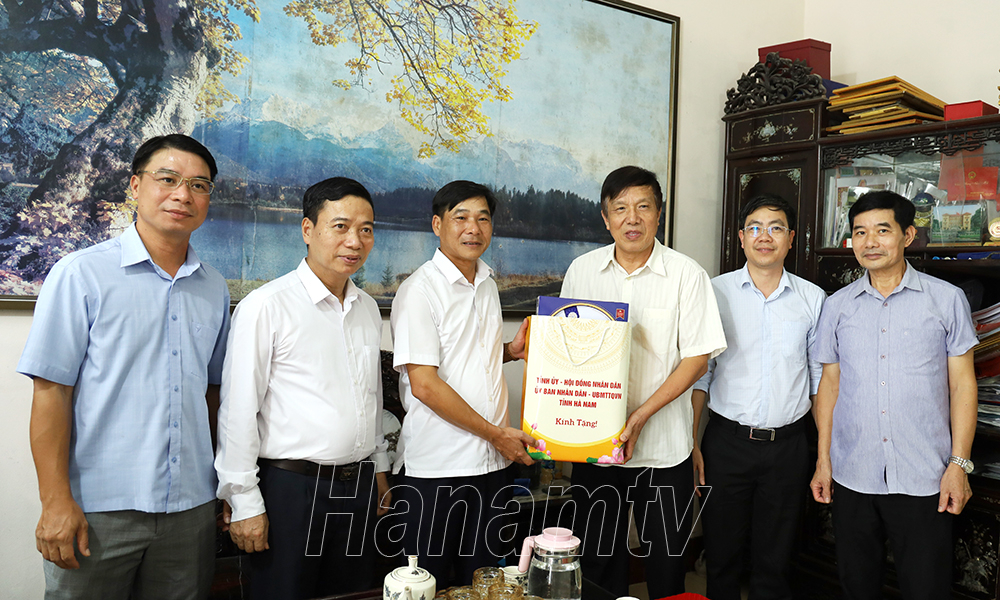 Đồng chí Nguyễn Anh Chức, Ủy viên BTV Tỉnh ủy, Phó Chủ tịch UBND tỉnh và các đồng chí trong đoàn thăm, tặng quà đồng chí Nguyễn Như Lâm, nguyên TUV, nguyên Phó Chủ tịch UBND tỉnh