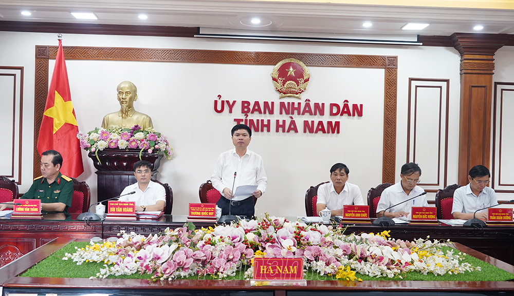 Đồng chí Trương Quốc Huy, Phó Bí thư Tỉnh ủy, Chủ tịch UBND tỉnh, Trưởng Đoàn ĐBQH tỉnh chủ trì hội nghị.