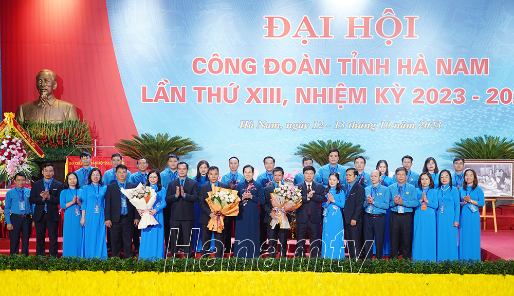 Lãnh đạo Tổng Liên đoàn Lao động Việt Nam và các đồng chí Thường trực Tỉnh ủy tặng hoa chúc mừng Ban chấp hành Liên đoàn Lao động tỉnh Hà Nam khóa XIII, nhiệm kỳ 2023 - 2028.