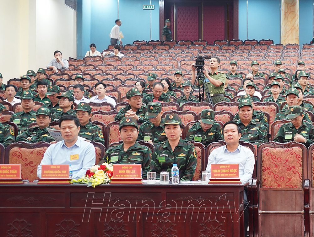 Các đồng chí Thường trực Tỉnh ủy và lãnh đạo các tỉnh, thành phố trên địa bàn Quân khu dự lễ khai mạc.