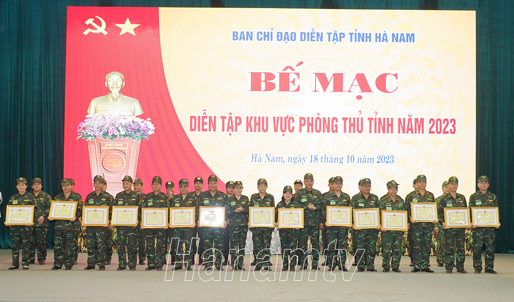 Các cá nhân có thành tích xuất sắc trong diễn tập, phục vụ diễn tập khu vực phòng thủ tỉnh được nhận Bằng khen của UBND tỉnh.