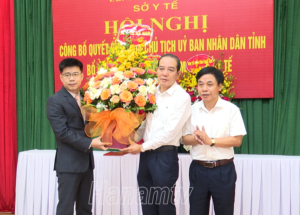 Lãnh đạo Sở Y tế tặng hoa chúc mừng đồng chí tân Phó Giám đốc Sở.