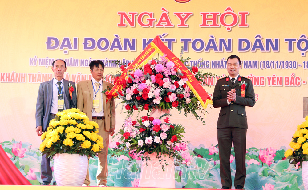 Đại tá Tô Anh Dũng, Ủy viên BTV Tỉnh ủy, Giám đốc Công an tỉnh tặng hoa chúc mừng