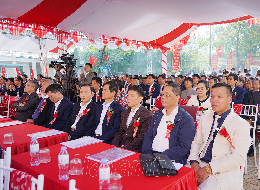 Các thế hệ cán bộ, giáo viên và học sinh qua các thời kỳ của nhà trường đã về dự lễ.