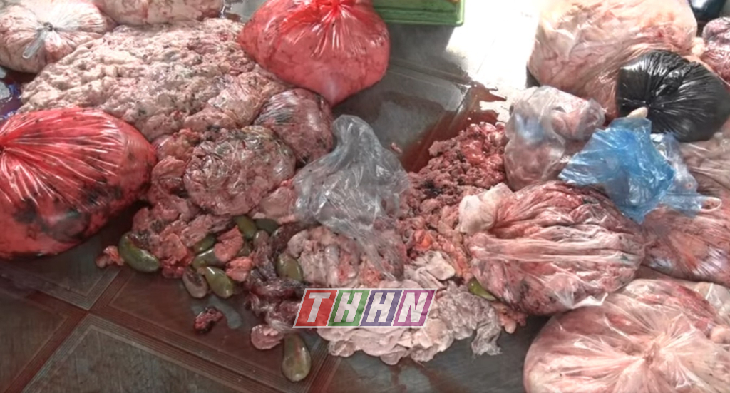 Lực lượng chức năng kiểm tra, thu giữ số thực phẩm không bảo đảm an toàn vệ sinh thực phẩm tại cơ sở kinh doanh do Nguyễn Văn Tình làm chủ