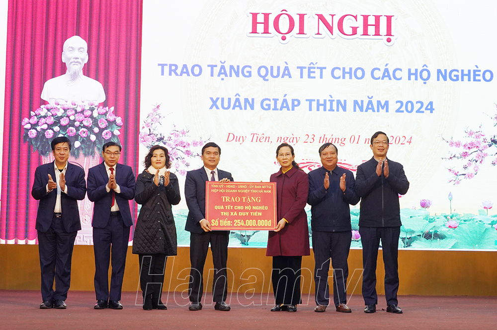 Đồng chí Lê Thị Thủy, Ủy viên Trung ương Đảng, Bí thư Tỉnh ủy, Chủ tịch HĐND tỉnh trao tặng biểu trưng kinh phí quà Tết cho các hộ nghèo trên địa bàn Thị xã Duy Tiên trong dịp Tết Giáp Thìn 2024.