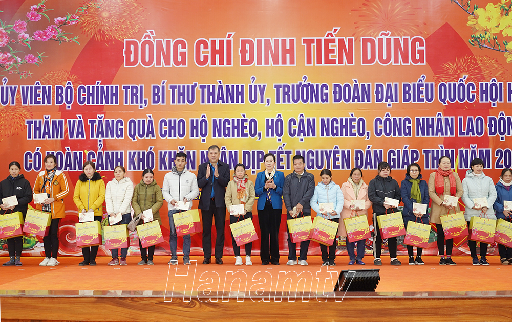 Đồng chí Bí thư Tỉnh ủy Lê Thị Thủy và lãnh đạo Tổng Liên đoàn Lao động Việt Nam tặng quà cho đại diện các công nhân lao động có hoàn cảnh khó khăn tại chương trình.