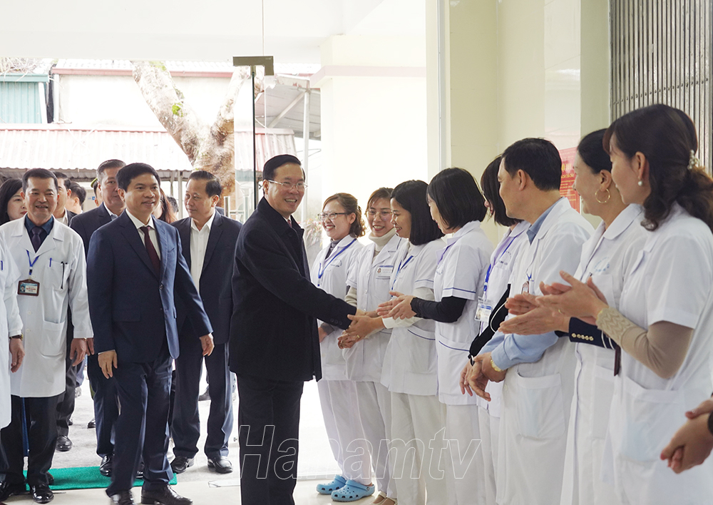 Chủ tịch nước Võ Văn Thưởng hỏi thăm, động viên cán bộ, nhân viên Trung tâm Y tế huyện Thanh Liêm.