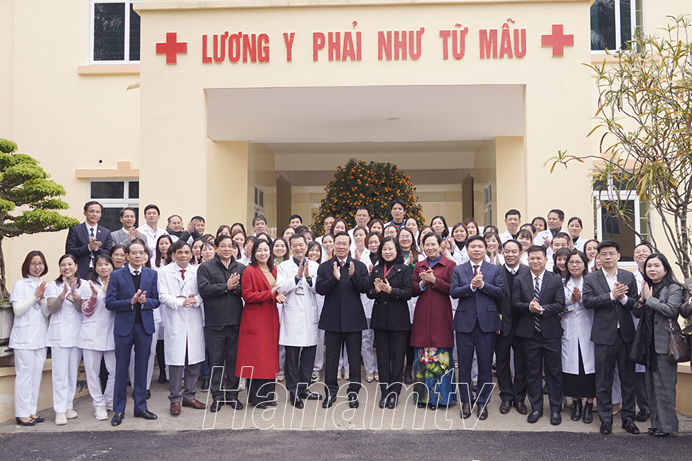 Chủ tịch nước Võ Văn Thưởng và các đại biểu chụp ảnh lưu niệm với cán bộ, nhân viên Trung tâm Y tế huyện Thanh Liêm.