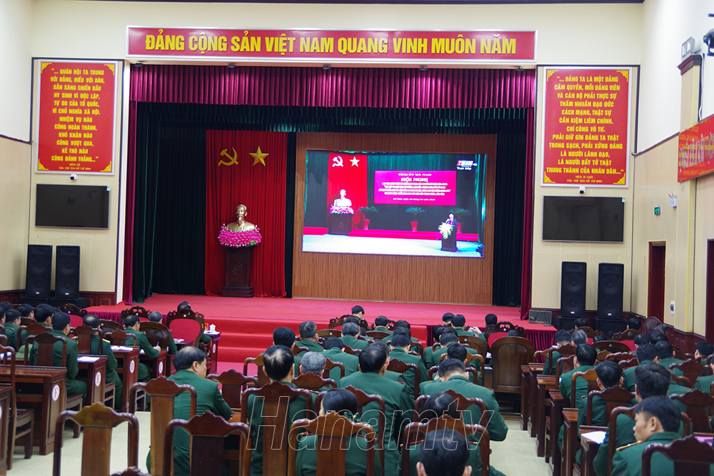 Các cán bộ, đảng viên tham gia học tập, quán triệt, triển khai thực hiện chuyên đề tại điểm cầu 