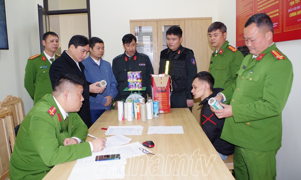 Hà Nam: Bắt đối tượng vận chuyển 8kg pháo nổ trái phép