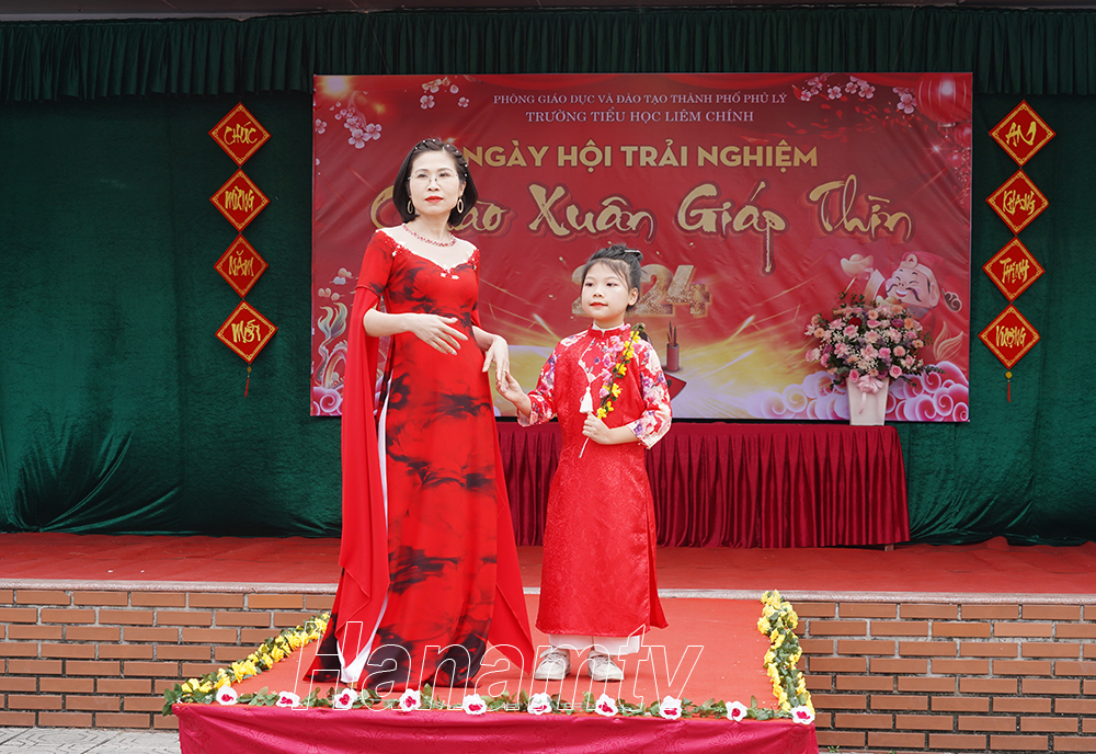 Giáo viên và học sinh Trường Tiểu học Liêm Chính (TP.Phủ Lý) trình diễn áo dài dân tộc trong ngày hội trải nghiệm 