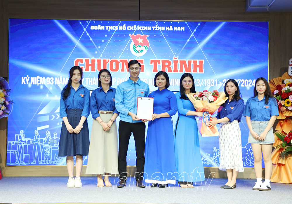 Trao quyết định thành lập Đoàn TNCS Hồ Chí Minh Trường FPT
