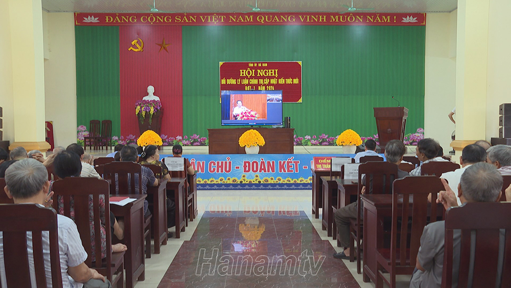 Các cán bộ, đảng viên tham gia học tập tại điểm cầu xã Công Lý (Lý Nhân).