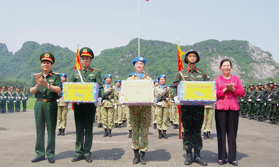 Đồng chí Bí thư Tỉnh ủy thăm, động viên cán bộ, chiến sĩ tham gia diễu binh, diễu hành trong Lễ kỷ niệm 70 năm Chiến thắng Điện Biên Phủ