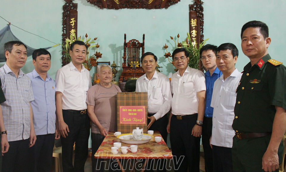 Lãnh đạo tỉnh thăm, tặng quà các chiến sĩ Điện Biên và thân nhân liệt sĩ tại Kim Bảng và Bình Lục