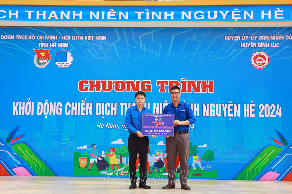 Lãnh đạo Tỉnh đoàn - Hội LHTN Việt Nam tỉnh trao tặng 2 công trình số hóa di tích lịch sử cho Huyện đoàn Bình Lục.