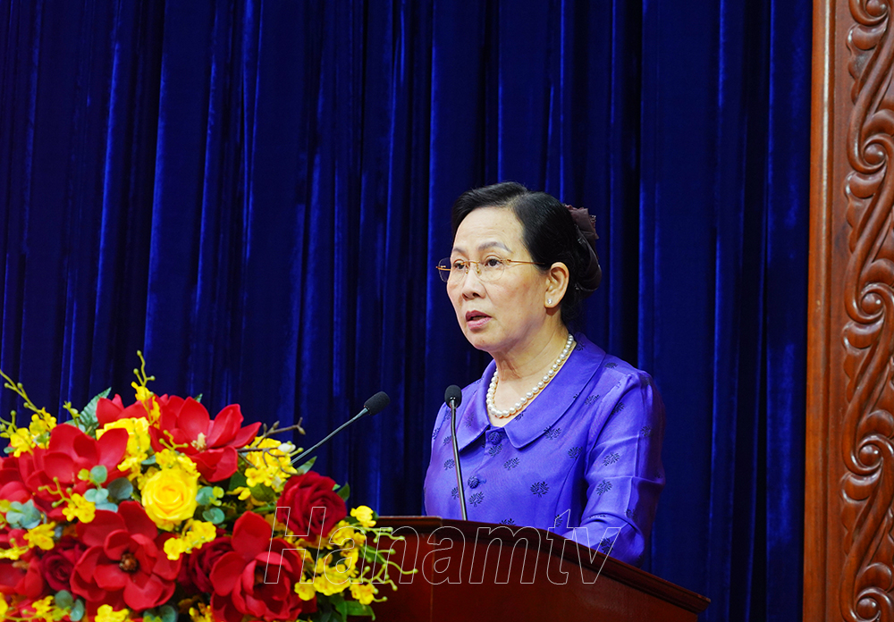 Đồng chí Lê Thị Thủy, Ủy viên Trung ương Đảng, Bí thư Tỉnh ủy, Chủ tịch HĐND tỉnh phát biểu kết luận hội nghị.