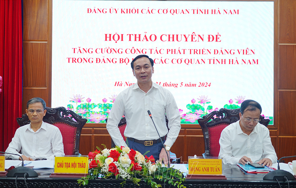 Đồng chí Đặng Anh Tuấn, Tỉnh ủy viên, Bí thư Đảng ủy Khối các cơ quan tỉnh và các đồng chí lãnh đạo Đảng ủy Khối điều hành nội dung thảo luận tại Hội thảo.