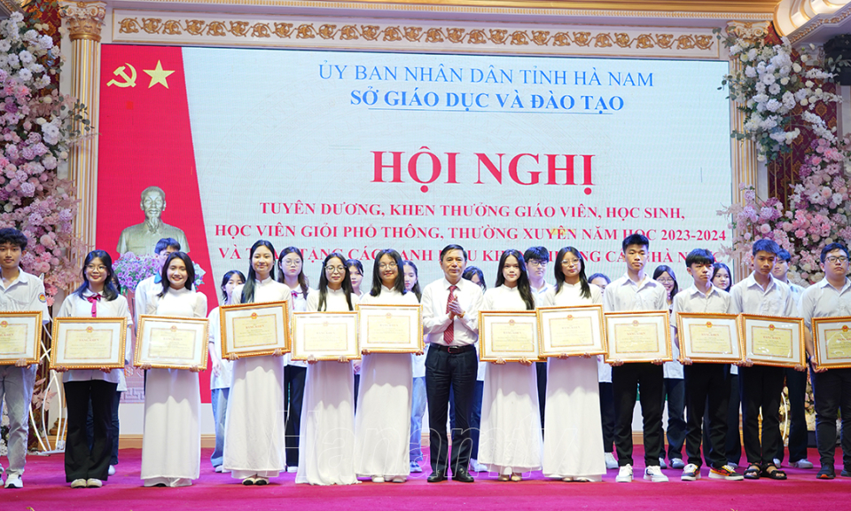 Hà Nam: Tuyên dương, khen thưởng giáo viên lãnh đội và học sinh giỏi phổ thông năm học 2023-2024