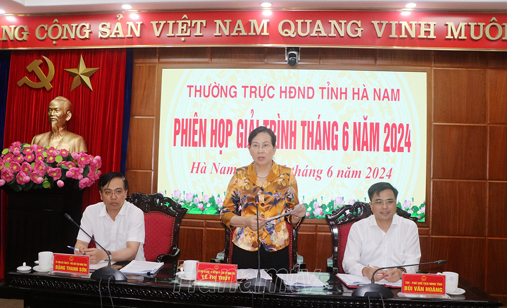 Đồng chí Lê Thị Thủy, Ủy viên Trung ương Đảng, Bí thư Tỉnh ủy, Chủ tịch HĐND tỉnh chủ trì phiên họp.