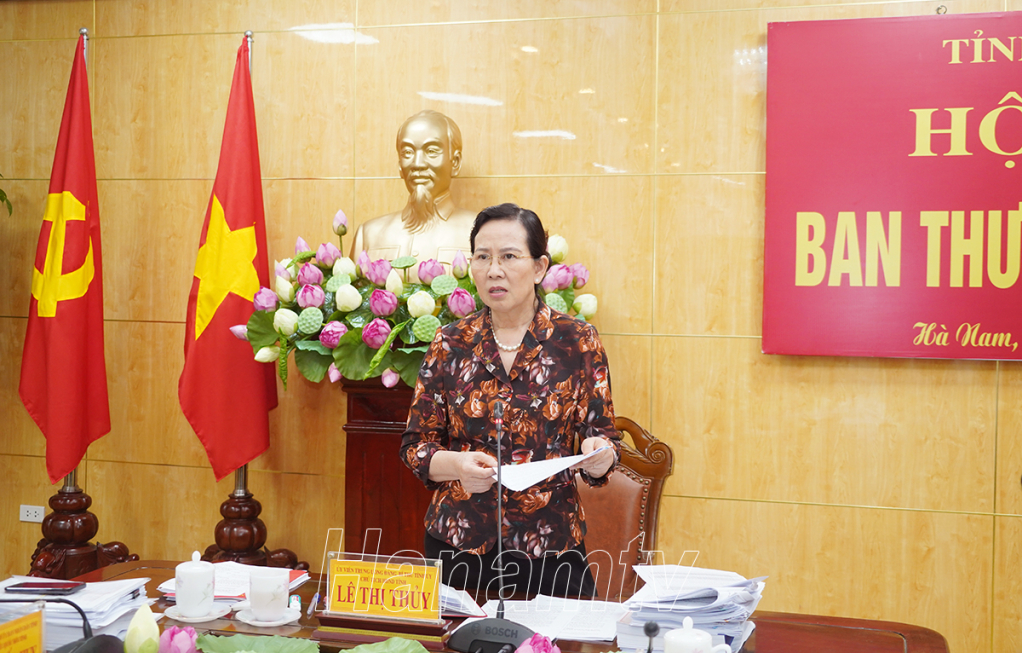 Đồng chí Lê Thị Thủy, Ủy viên Trung ương Đảng, Bí thư Tỉnh ủy, Chủ tịch HĐND tỉnh phát biểu kết luận hội nghị.