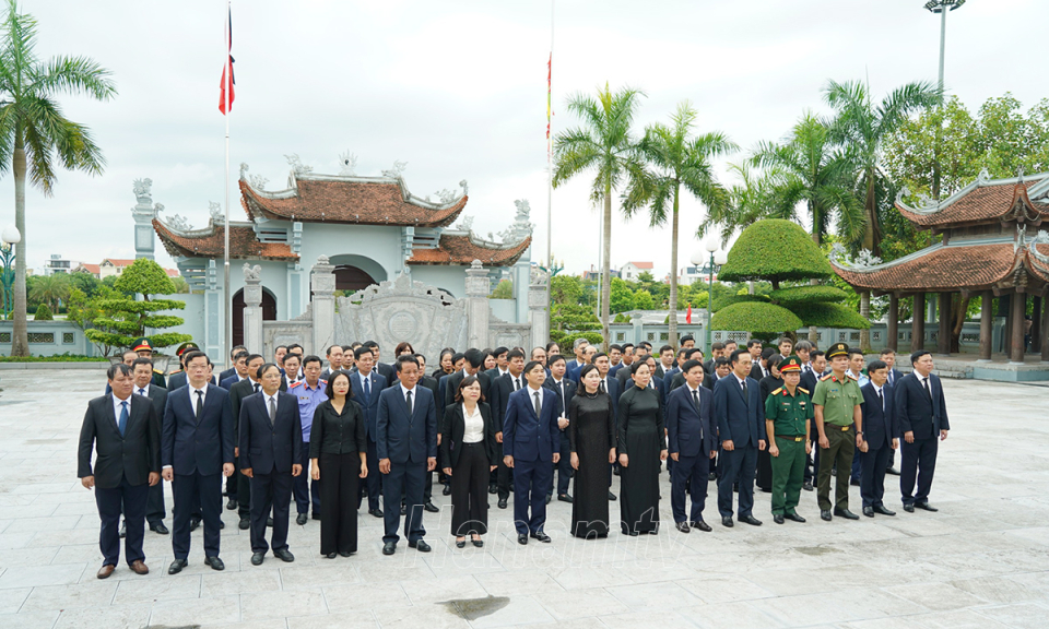 Lãnh đạo tỉnh Hà Nam dâng hương tưởng niệm các Anh hùng Liệt sỹ