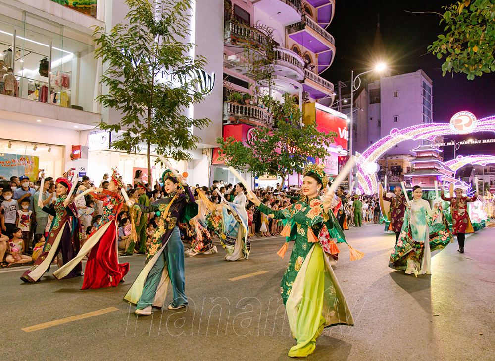 The 2022 Ha Nam Carnival Street Festival brought a feast of the senses with a fleet of model cars and gorgeous dancers along with bustling sounds and hot dances that created an unforgettable impression in the hearts of Ha Nam people.